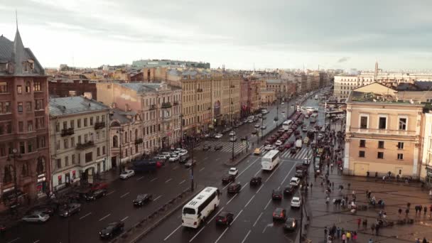 Lidé a auta pohybující se podél vyhlídky v Saint Petersburgu na večer — Stock video