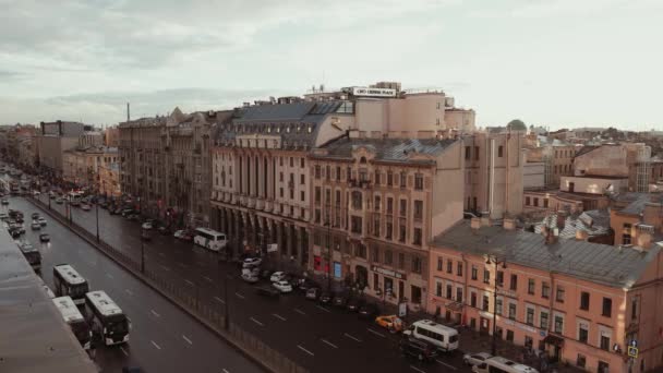 Personas y coches que se mueven a lo largo de la perspectiva en San Petersburgo por la noche — Vídeo de stock