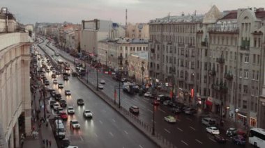 İnsanlar ve umudu Saint Petersburg'daki boyunca akşam saatlerinde taşıma arabaları