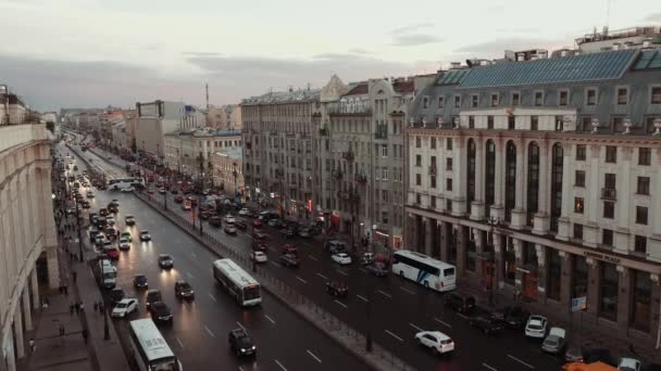 People and cars moving along prospect in Saint Petersburg at evening — Stock Video