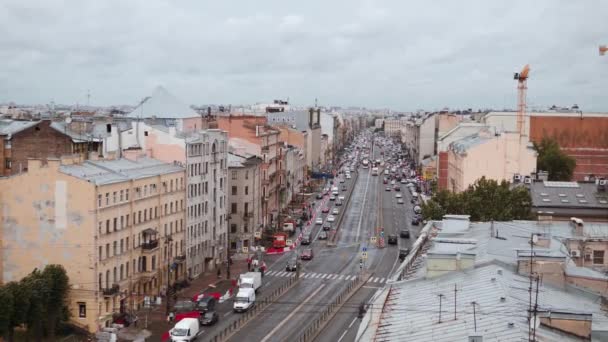 Ludzie i samochody poruszające się po prospect w Sankt Petersburg, wieczorem — Wideo stockowe