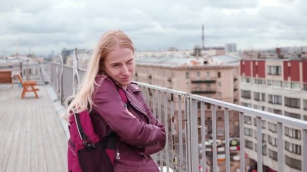 Zmrazené žena v kožené sako pocit chladu stát na střeše ve větru — Stock video