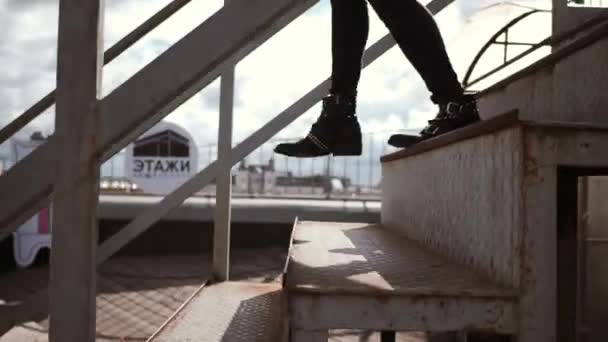 Pies de mujer irreconocibles caminando por las escaleras en la azotea — Vídeos de Stock