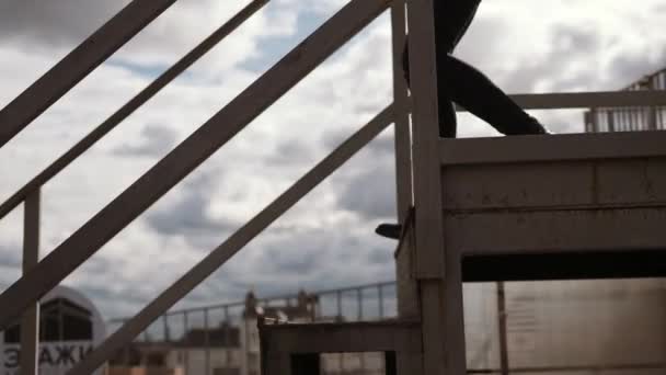 Pieds de femme méconnaissables marchant dans les escaliers sur le toit — Video