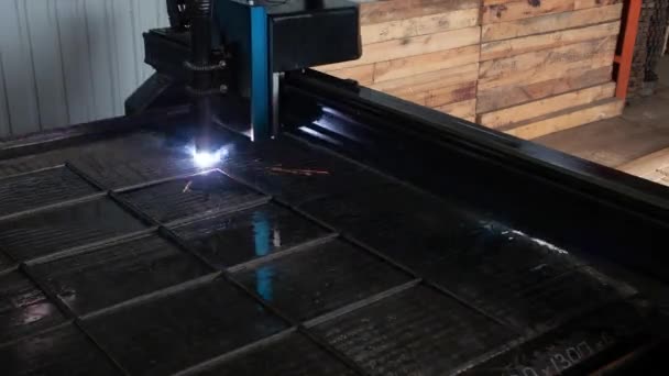 Časová prodleva plasmou. Plazmě robotické průmyslové zařízení pracuje s metall list. — Stock video