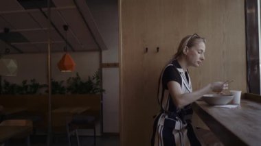 Kafkas kadın nefis erişte yerel bir Çin restoranında çubukla yemek.