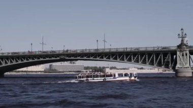 Nehirler ve kanallar St. Petersburg boyunca su geziler. Tekne sürme