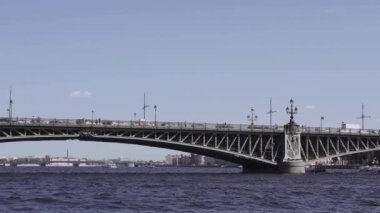 Nehirler ve kanallar St. Petersburg boyunca su geziler. Tekne sürme