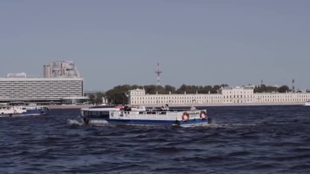 Nehirler ve kanallar St. Petersburg boyunca su geziler. Tekne sürme — Stok video