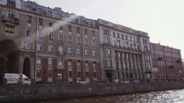 Turistler yüzen köprü altında ile tekne. Granit set.