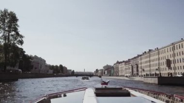Nehirler ve kanallar St. Petersburg boyunca su geziler.