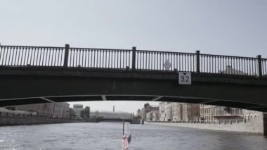 Nehirler ve kanallar St. Petersburg boyunca su geziler.