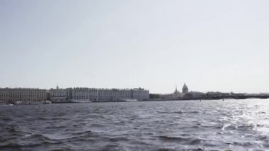 Eski moda binalar üzerinde bir setin Neva Nehri'nin - St. Petersburg, Rusya Federasyonu