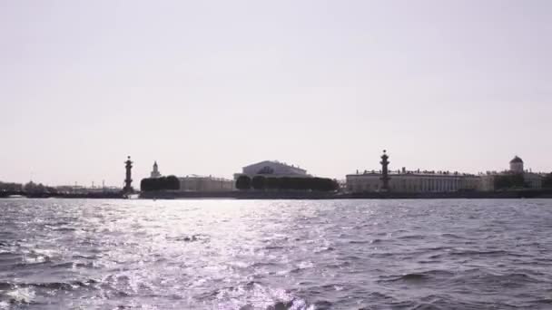 Staromódní budovy na břehu řeky Něvy - St. Petersburg, Rusko — Stock video