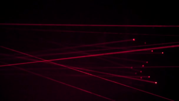 Лазерная система безопасности красного света в полной темной черной комнате — стоковое видео