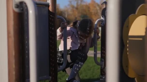 Kis lány játszani játszótér, Park, ősz — Stock videók