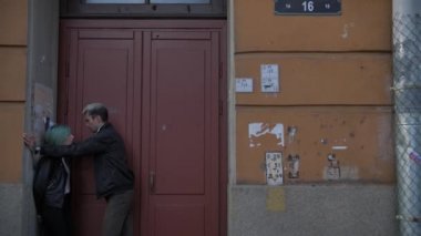 Erkek arkadaşı bağıran kızgın genç erkek kız. Cry ve jest