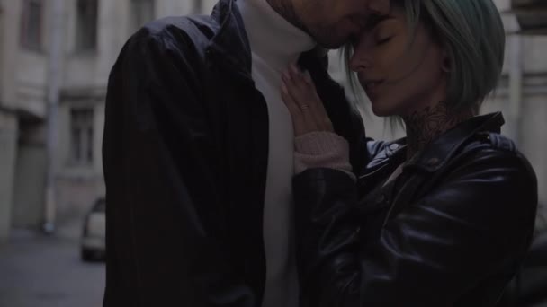 열정적인 커플은 키스와 Hugging 어둠 속에서 — 비디오