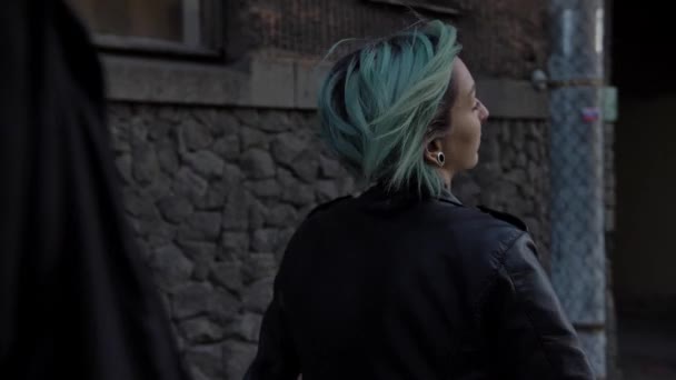 Joven feliz tatuaje pareja caminar juntos en la ciudad al atardecer en cámara lenta — Vídeos de Stock