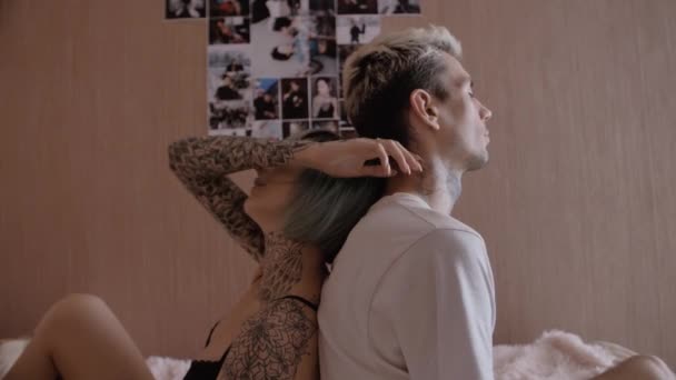 Joven pareja de tatuajes en casa en la cama — Vídeos de Stock