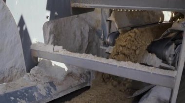 Kum ve toprak işleme. Çalışma makineleri ve kum taşıma konveyör hattı. Açık çukur. Yakın çekim