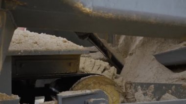 Kum ve toprak işleme. Çalışma makineleri ve kum taşıma konveyör hattı. Açık çukur. Yakın çekim