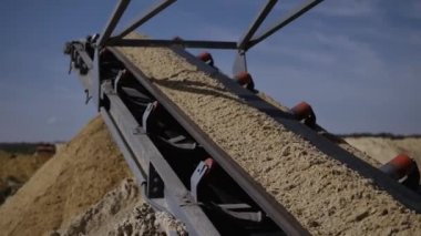 Kum inşaat sektöründe ayrılması. Süreç iyileştirme betonlama için kum. Düşük açılı görünüş. Yakın çekim