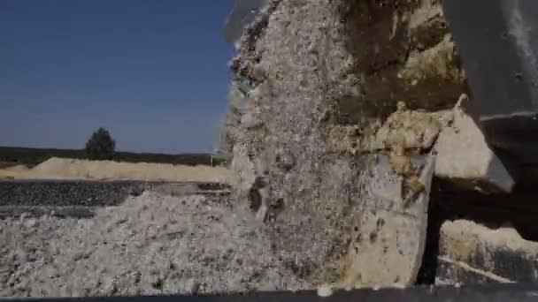 Разделение Песка Песок Камни Почва Поднимаются Конвейерную Ленту Затем Падают — стоковое видео