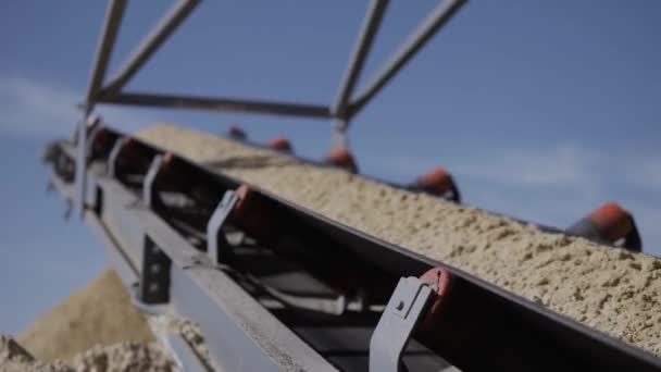 Separación de arena en la industria de la construcción. Proceso de refinamiento de arena para hormigón. Vista de ángulo bajo. De cerca. — Vídeo de stock