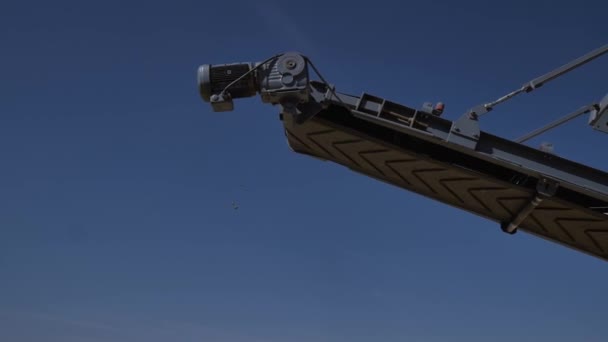 Trennung von Sand in der Bauindustrie. Prozessveredelung von Sand zum Einbetonieren. Blick in den niedrigen Winkel. Nahaufnahme — Stockvideo