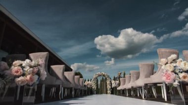 4k törenle önce bir güzel düğün dekorasyon Timelapse. Mavi gökyüzü ve derin beyaz bulutlar