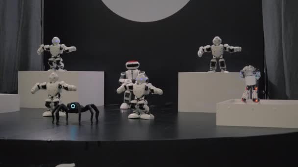 Baile robot humanoide. Grupo de robots lindos bailando. Primer plano del show de danza robot inteligente. Baile robot humanoide en 4k — Vídeos de Stock