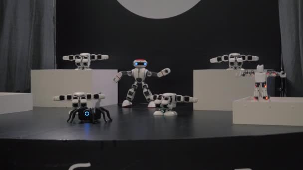 인간 형 로봇 댄스입니다. 귀여운 로봇 춤의 그룹입니다. 스마트 로봇 댄스 쇼 닫습니다. 4 k에서 인간 형 로봇 댄스 — 비디오