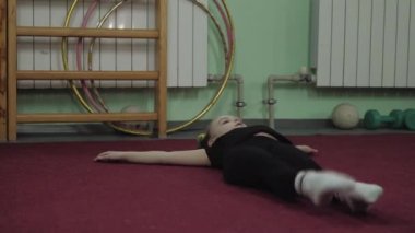 Egzersiz ve eğitim jimnastikçi kız. Jimnastik egzersiz.