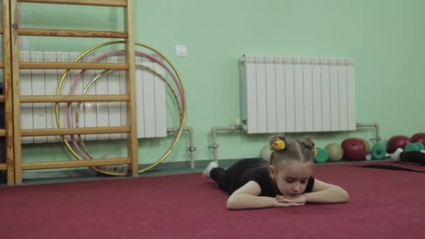 Маленькая девочка в гимнастике. Гимнастика в 4K — стоковое видео