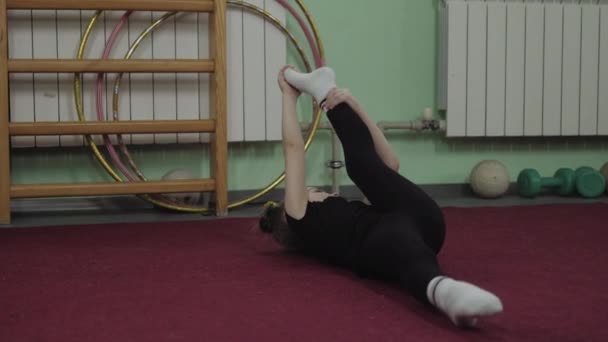 Little girl in gymnastics. Gymnastics exercise in 4K — Stock Video