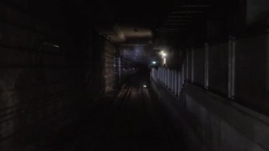 Metro tren tünele doğru çalışan. Yeraltı tüneli seyahat tren, 4 k kabinde üzerinden görüntülemek