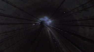 Metro tren tünele doğru çalışan. Yeraltı tüneli seyahat tren, 4 k kabinde üzerinden görüntülemek