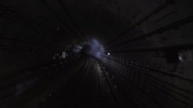 Metro tren tünele doğru çalışan. Yeraltı tüneli seyahat tren, 4 k kabinde üzerinden görüntülemek