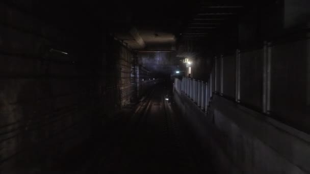 Vlak metra běh tunelem. Vlak, projíždějící podzemní tunel, výhled z kabiny v rozlišení 4k