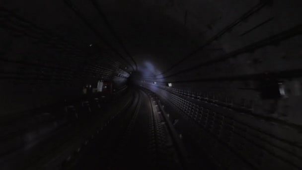 Tren subterráneo atravesando el túnel. Tren que viaja a través del túnel subterráneo, vista desde la cabina en 4K — Vídeos de Stock