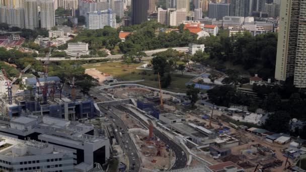 Vista aérea o de aves del sitio de construcción en la ciudad moderna en 4K — Vídeos de Stock