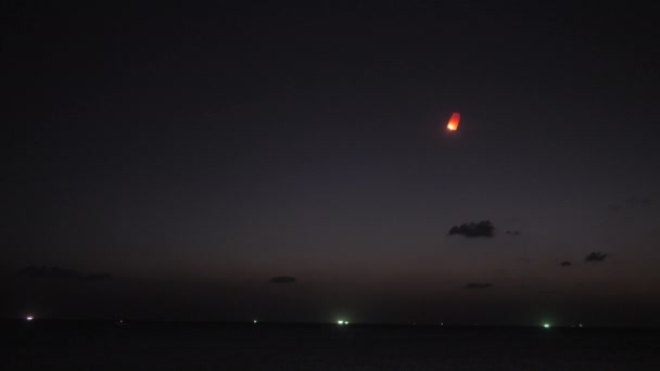 Linterna del cielo chino volando lejos en la noche . — Vídeos de Stock