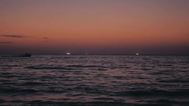 Puesta de sol en la isla tropical, vista al horizonte, agua de mar y paseo acuático a través de — Vídeos de Stock