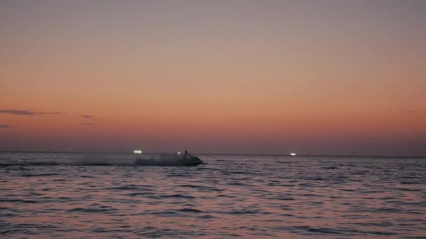 Puesta de sol en la isla tropical, vista al horizonte, agua de mar y paseo acuático a través de — Vídeos de Stock