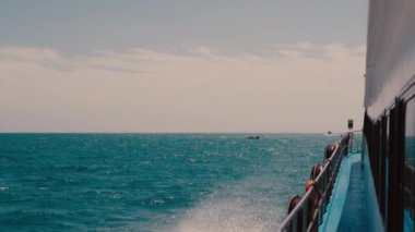 Açık denizde büyük yolcu gemisi. Geminin yan tarafında sıçramasına dalgalar. 4 k