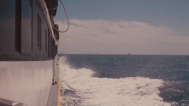 Grand bateau de croisière en pleine mer. Vagues éclaboussant sur le côté du navire. En 4k — Video