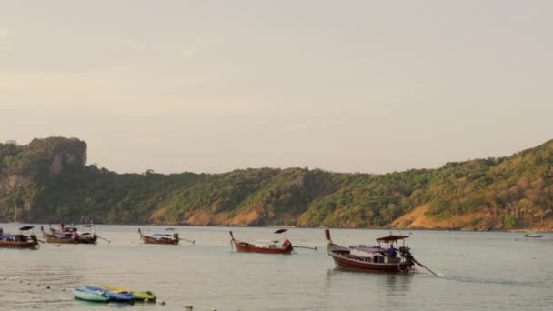 Tropikal okyanus plaj yatay, demirli küçük ahşap geleneksel renkli balıkçı tekneleri 4 k — Stok video