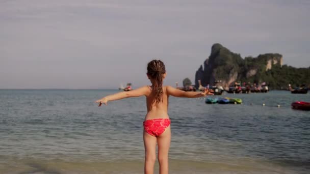 Kleines Mädchen Strand Bei Übungen Meer Stehend Konzept Eines Gesunden — Stockvideo