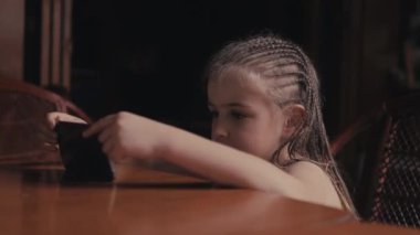 Şirin çocuk kız yüz portre saat karikatürler yolu ile akıllı telefon